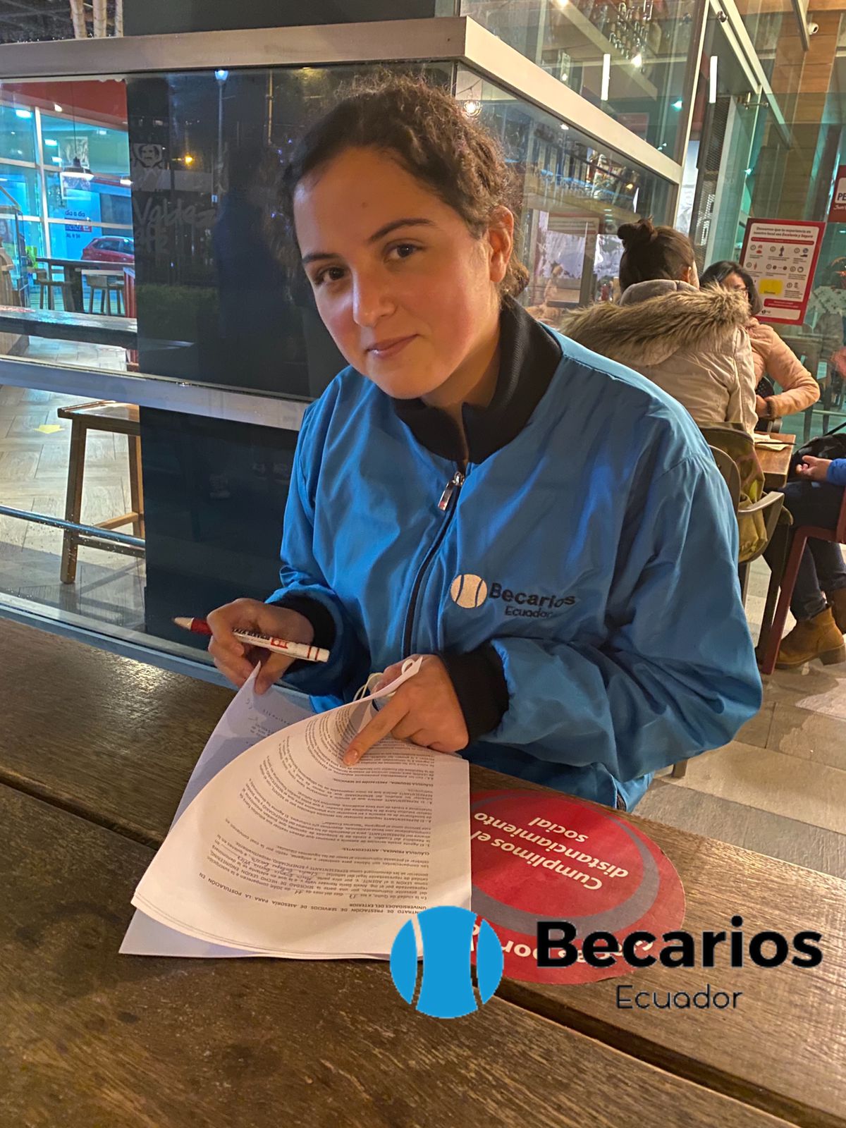 Claudia firma con becarios